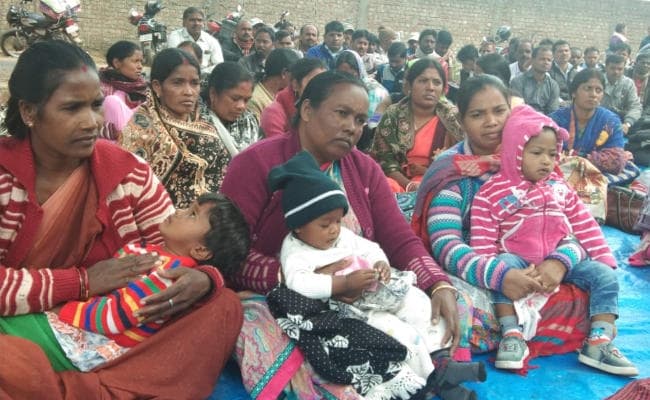 Hazaribagh : बीमार बच्चों के साथ आंदोलन कर रही हैं पारा शिक्षिकाएं