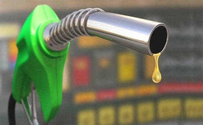 पेट्रोल की कीमत में 50 पैसे की कटौती, अप्रैल के बाद पहली बार आयी 74 रुपये से नीचे