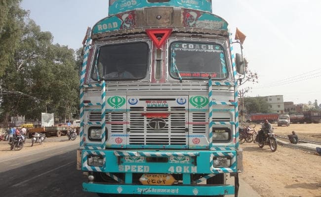 चतरा, 89 मवेशी, पश्चिम बंगाल, जा रहे दो ट्रक, जब्त, तीन गिरफ्तार