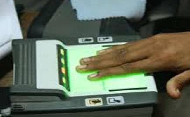 आधार में छेड़छाड़ कर 54 लोगों के बैंक खाते से 34 लाख की फर्जी निकासी