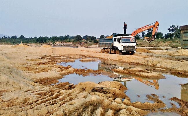 बुढ़मू : लीज समाप्त होने के बाद भी हो रहा बालू का उठाव