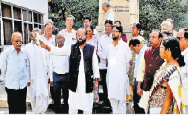 विधानसभा में विपक्ष का हंगामा, वॉकआउट