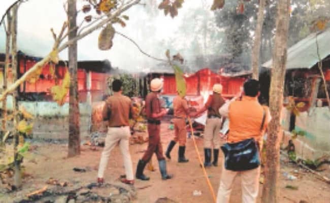 जुए के खिलाफ लोगों का फूटा गुस्सा, एक की पीट-पीटकर हत्या, जलपाईगुड़ी के चाय बागान में बस्तीवासियों ने फूंके तीन घर