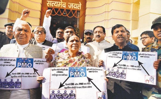 शीतकालीन सत्र : सदन के अंदर राबड़ी, तो तेजस्वी बाहर धरने पर बैठे, राजद के पांच सदस्य किये गये निलंबित