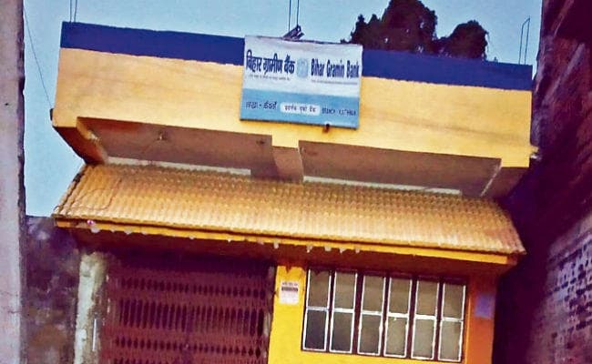 शेखपुरा : आधार में छेड़छाड़ कर 54 लोगों के खातों से निकाले 34 लाख, मैनेजर व बैंक कर्मचारी हो चुके हैं सस्पेंड