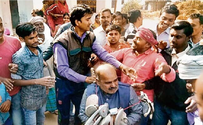 वैशाली : ...जब पंचायत सचिव को पहनायी चप्पलों की माला