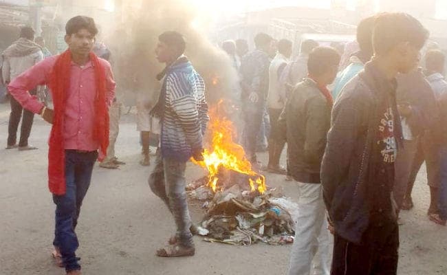 RLSP नेता की हत्या के विरोध में सीओ और थानेदार को लोगों ने बनाया बंधक, DM की पहल पर हुए मुक्त, देखें वीडियो