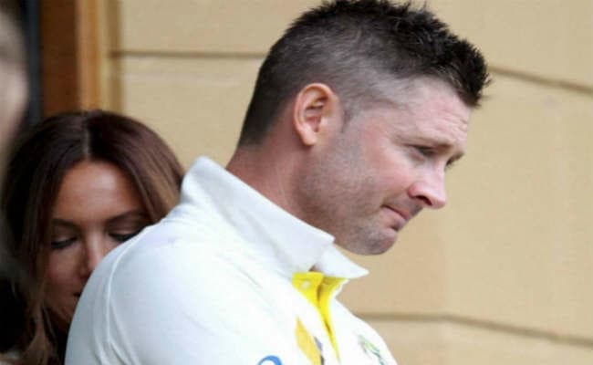 गेंद से छेड़खानी को बढ़ावा देने के आरोपों पर माइकल क्लार्क ने कहा, कायर हैं...