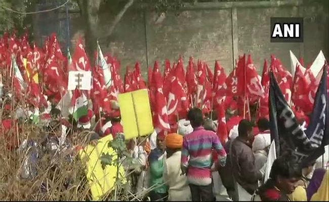 खुदकुशी कर चुके साथी की खोपड़ी लेकर दिल्ली पहुंचा किसान, कहा- नग्न होकर करेंगे प्रदर्शन