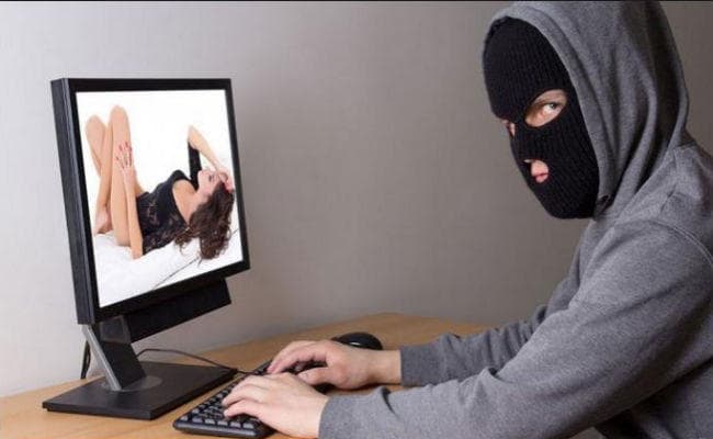 नौसेना अधिकारी करता था पत्नी की आपत्तिजनक तस्वीरें अपलोड, फिर हुआ यह हाल