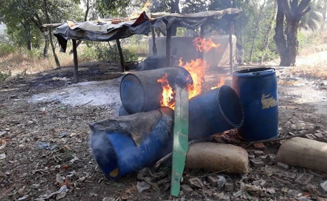 Bihar: नवादा में अवैध तरीके से बन रहे शराब के ठिकानों पर पुलिस की रेड, भट्ठियों को किया ध्वस्त
