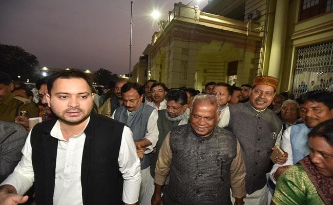 तेजस्वी की अगुवाई में राज्यपाल से मिले विपक्षी नेता, बोलें- बिहार सरकार को करें बर्खास्त