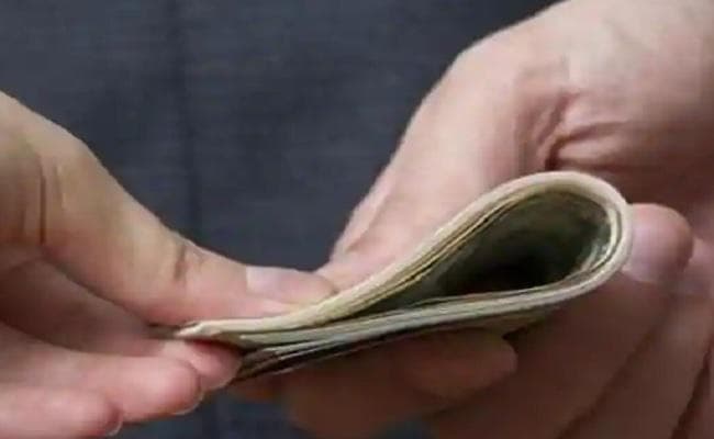 बिहार : दरभंगा में औषधि निरीक्षक सहित दो कर्मी 60 हजार की रिश्वत लेते गिरफ्तार