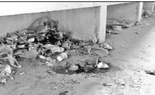 सिलीगुड़ी : मेडिकल कॉलेज में किसी का भी रह पाना संभव नहीं, सभी प्रतीक्षालय कचरा घर में तब्दील