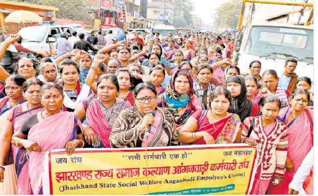 विधायक आवास के समक्ष किया प्रदर्शन, लगाये नारे