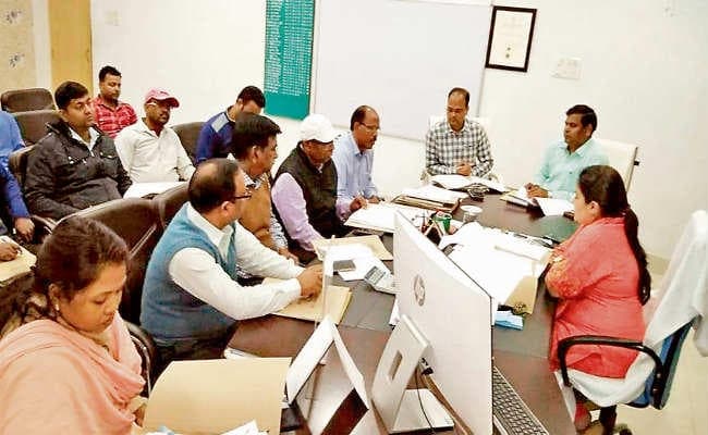 पंचायत उप चुनाव : डीसी ने की अधिकारियों के साथ बैठक, विधि-व्यवस्था को ले निर्देश, कहा - संवेदनशील-अति संवेदनशील बूथ चिह्नित करें