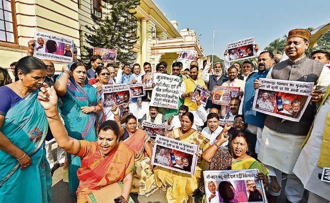 शीतकालीन सत्र : दोनों सदनों में हंगामा, विस 40 मिनट तो परिषद 24 मिनट चली