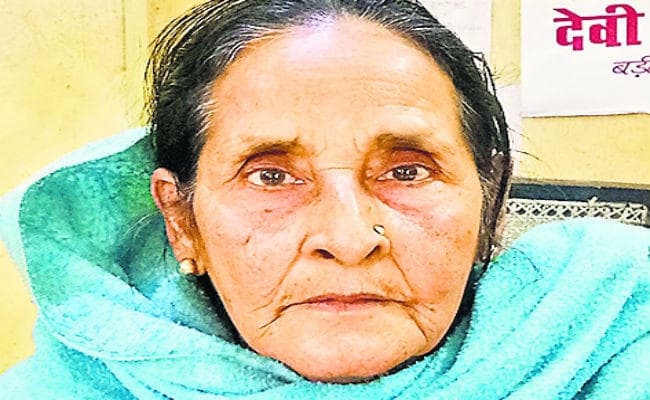 बेटों ने मां को किया बेघर, पुलिस से लगायी गुहार, स्थानीय नेता की बहन है पीड़िता