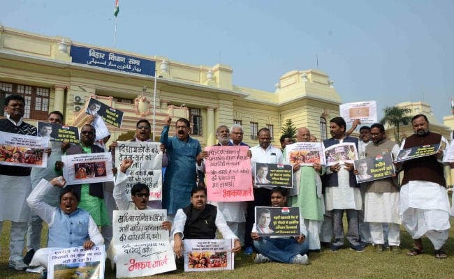 Bihar assembly winter session : विपक्ष के भारी हंगामे के बीच सदन दो बजे तक स्थगित,  धोती में सदन पहुंचे तेज प्रताप