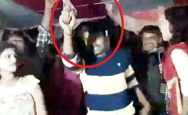 शूटर रविरंजन यादव ने हथियार लहराते हुए नशे में बार-बालाओं के साथ किया डांस, वायरल हो रहा वीडियो, ...देखें वीडियो