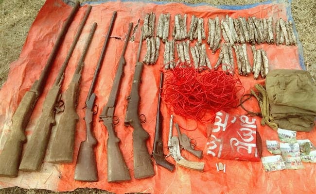 Jharkhand : पलामू में सर्च ऑपरेशन के दौरान मिला हथियारों का जखीरा