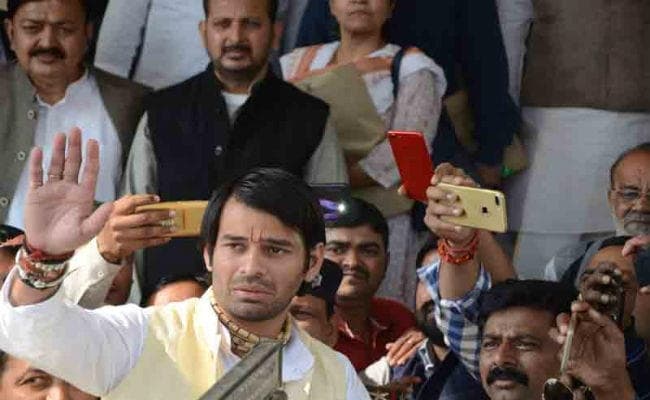 तेज प्रताप विधानसभा में भी मां राबड़ी और भाई तेजस्वी से नहीं मिले, धोती में पहुंचे थे सदन