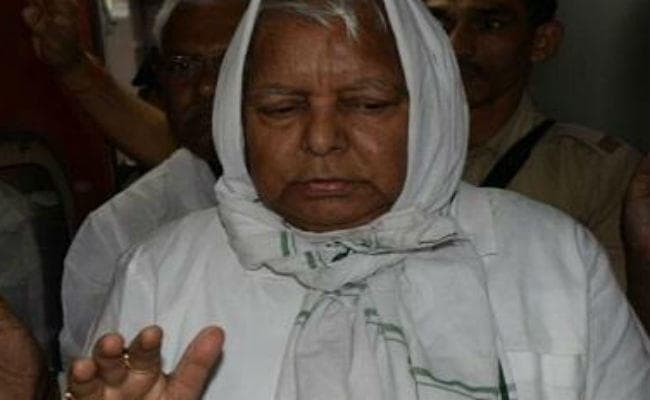 रांची : तनाव से बाहर आ रहे हैं लालू प्रसाद, तीन हफ्ते बाद टहलना शुरू