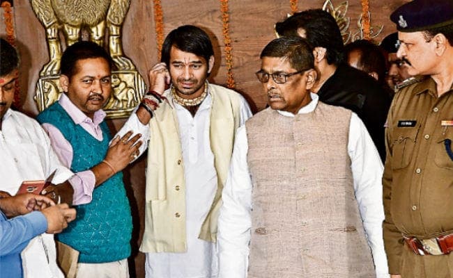 पटना : आखिरी दिन विस पहुंचे तेजप्रताप, घर नहीं जाने का सवाल पर जोड़ लिया हाथ, दोस्त के यहां ठहरे नही गये राबड़ी आवास