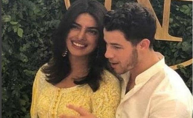 #PriyankaNickWedding: संगीत सेरेमनी में निक ने दिया स्‍पेशल परफॉरमेंस, ''देसी गर्ल'' हो गई इमोशनल