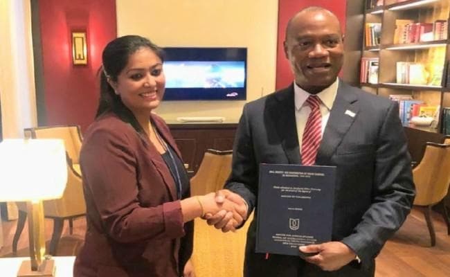 रांची की रहने वाली डॉ नेहा सिन्हा ने मोजाम्बिक के विदेश मंत्री पाचेको को अपना थीसिस सौंपा
