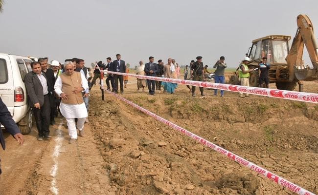 बिहार : मुख्यमंत्री नीतीश कुमार ने निर्माणाधीन सड़क का लिया जायजा