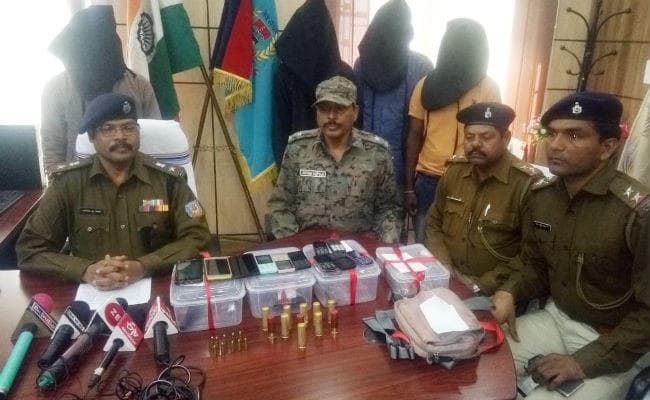 गुमला, खूंटी व सिमडेगा जिले का आतंक दो लाख का इनामी नक्‍सली याकूब अपने साथियों के साथ गिरफ्तार