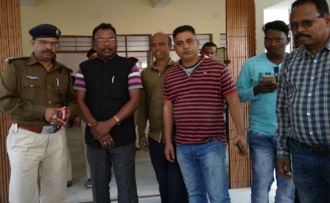 सिमडेगा : बिजली विभाग के जेई से मारपीट मामले में पूर्व विधायक नियेल तिर्की गिरफ्तार