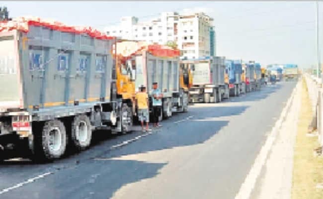 सिलीगुड़ी : भूटानी ट्रकों  की आवाजाही से परेशान स्थानीय लोगों में फूटा आक्रोश, भारत-बांग्लादेश सड़क को किया जाम