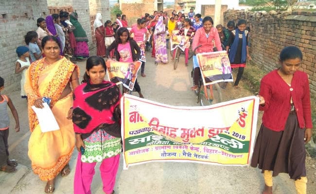 गोमिया : ''बाल विवाह मुक्त झारखंड'' पखवाड़ा कार्यक्रम पर छात्राओं ने निकाली साइकिल रैली