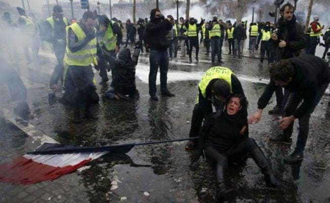 फ्रांस में महंगाई के विरोध में उग्र प्रदर्शन, 133 लोग घायल, आपातकाल लगाने पर विचार