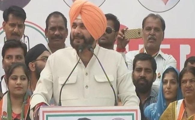 सिद्धू का तंज, कांग्रेस ने 4 गांधी दिये, भाजपा ने 3 मोदी - नीरव, ललित और तीसरे अंबानी की गोद में बैठे..