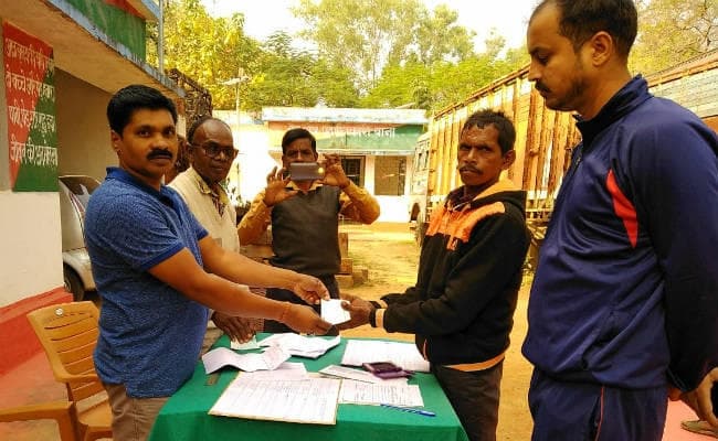 सिमडेगा : जंगली हाथी के उत्पात से प्रभावितों को दिया गया 5 लाख 30 हजार मुआवजा