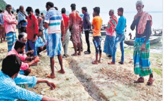 मालदा : इनके डर से पानी में जाने से डरने लगे है मछुवारे