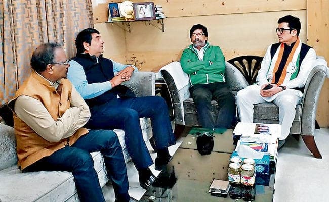 कोलेबिरा उपचुनाव : कांग्रेस ने भी दिया प्रत्याशी, यूपीए टूटा, भाजपा से बसंत सोरेंग व कांग्रेस के विक्सल कोंगाड़ी होंगे प्रत्याशी