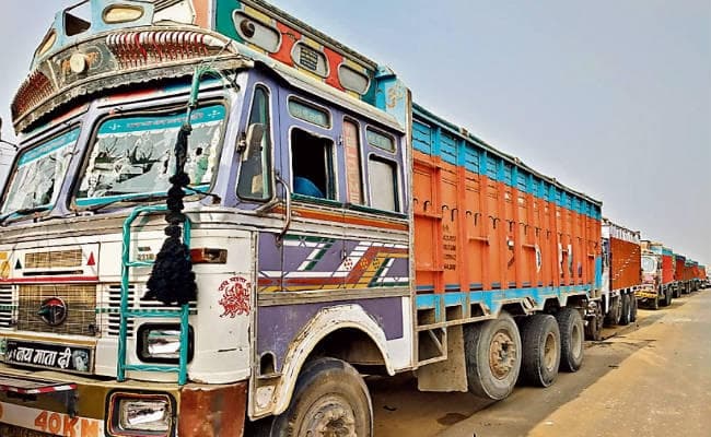 बक्सर : सड़क हादसे में मौत के बाद आक्रोशितों ने 50 से अधिक वाहनों के शीशे फोड़े