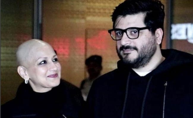 कैंसर से लड़कर मुंबई लौटीं सोनाली बेंद्रे, एयरपोर्ट पर दिखीं इमोशनल