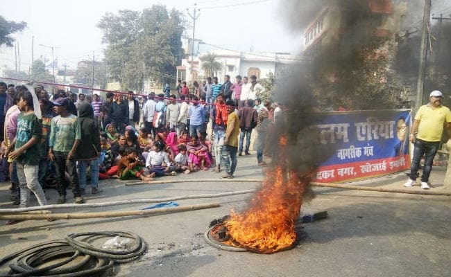 नहर की चाट में बसे परिवारों को हटाने का विरोध, सड़क पर उतरे लोग, सड़क जाम कर की आगजनी