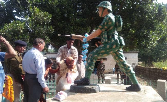 शहादत दिवस पर पैतृक गांव में याद किये गये परमवीर चक्र विजेता अल्‍बर्ट एक्‍का