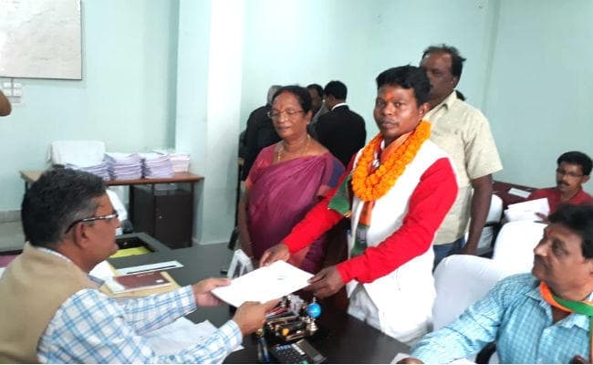 कोलेबिरा उप चुनाव के लिए भाजपा के बसंत व कांग्रेस के विक्सल ने किया नामांकन