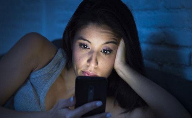 स्मार्टफोन ऐसे करते हैं आपकी नींद खराब, जानें...