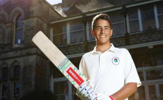 इस युवा क्रिकेटर ने जड़ दिये एक ओवर में 6 छक्‍के, 115 गेंदों में दोहरा शतक