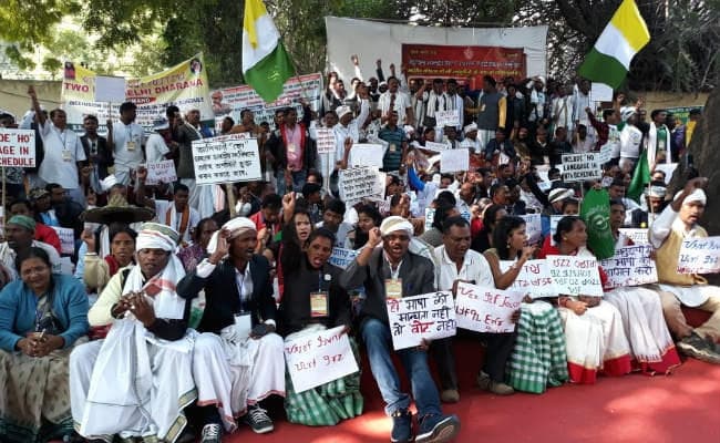 गुमला : बच्‍चों के अभिभावक ने डीसी से कहा- सर स्कूल है, पर शिक्षक नहीं, बच्चे पढ़ेंगे कैसे?