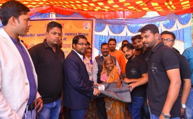 गुमला : एक हजार गरीबों के बीच वस्त्र का वितरण, युवाओं की जीवन संस्था ने की पहल