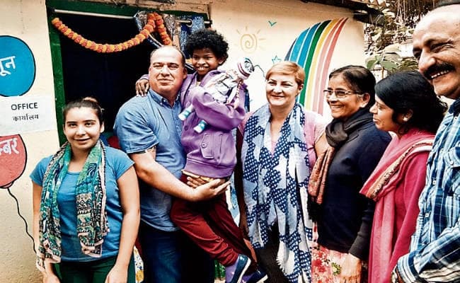 दानापुर : अनाथ रजनी को स्पेन के दंपति ने अपनाया